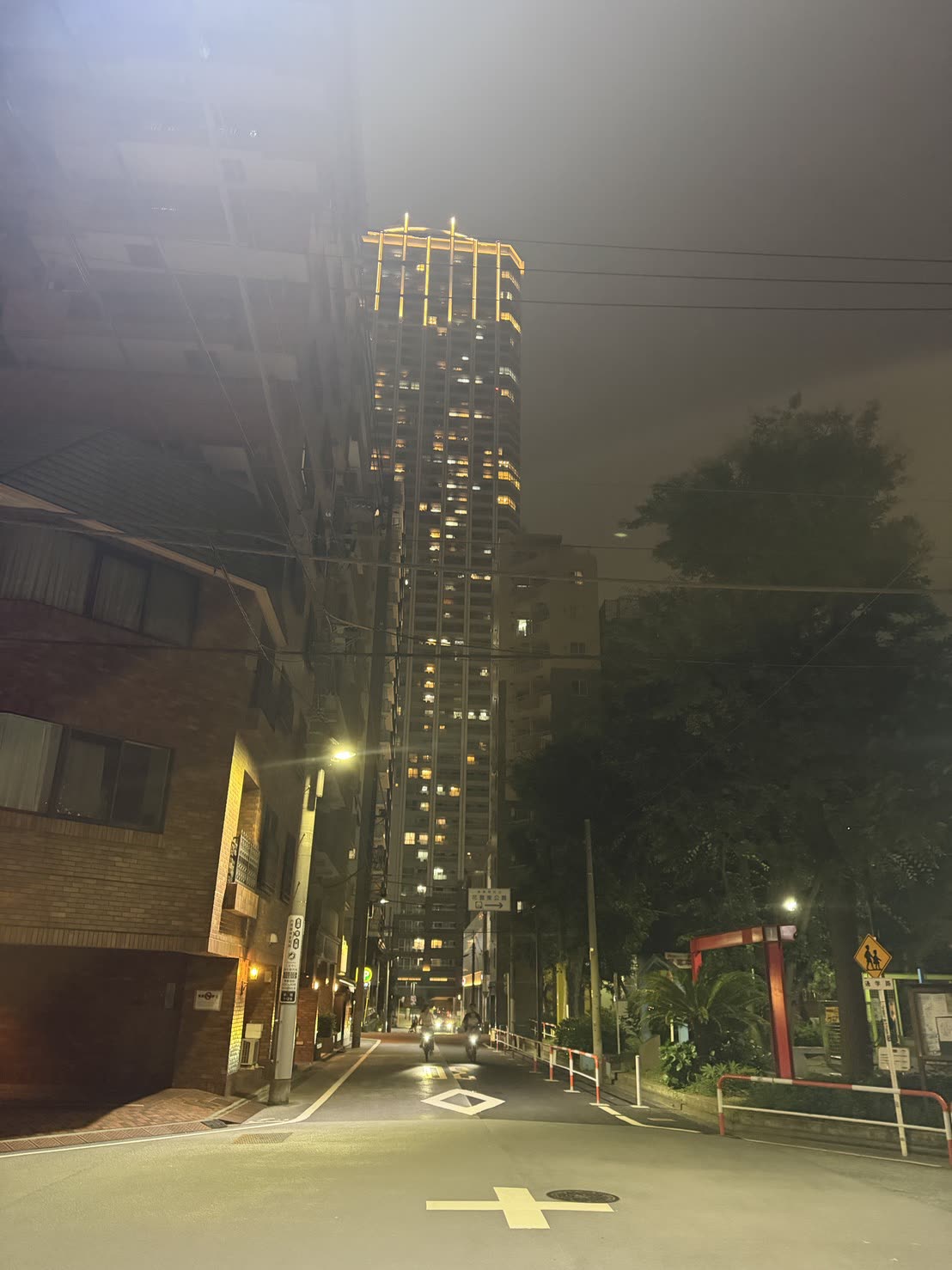 住宅街上仰望的高塔